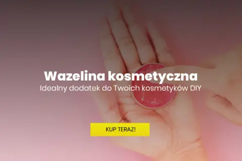 Dłoń trzymająca słoiczek z wazeliną kosmetyczną. Czy wazelina kosmetyczna jest szkodliwa? Idealny dodatek do Twoich kosmetyków DIY.