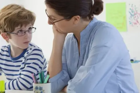 Czym jest dysleksja? Zrozumienie objawów i przyczyn trudności w czytaniu