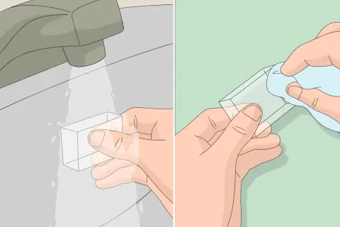 Hände reinigen ein Bakelit-Objekt unter fließendem Wasser und trocknen es dann mit einem Tuch.