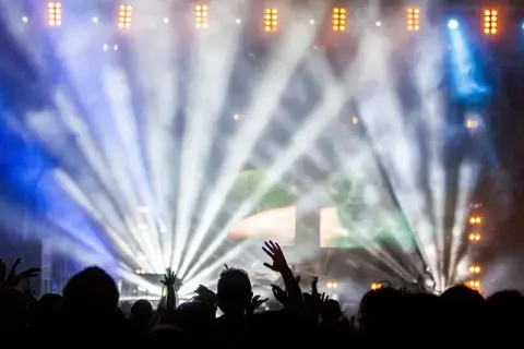 Ile zarabia DJ w klubie? Zaskakujące fakty o wynagrodzeniach