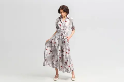 Elegancka sukienka w kwiaty, idealna odpowiedź na pytanie jak się ubrać na wesele po 50. Lekki materiał i stylowy krój.