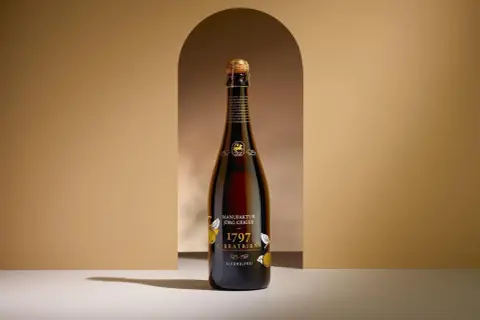 Eine Flasche "1797 C-Bratbirne" von Manufaktur Jörg Geiger, eine edle Champagner Alternative, steht im Scheinwerferlicht.