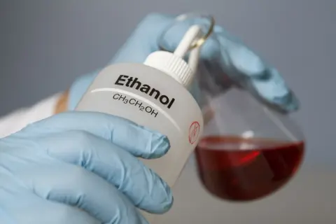 Etanol: Dlaczego legalna substancja jest śmiertelną trucizną?