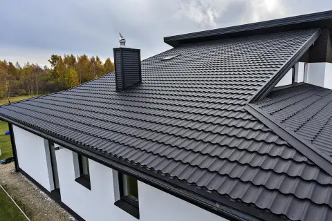 Jaka grubość blachy na dach? Wybierz mądrze, uniknij kosztów napraw