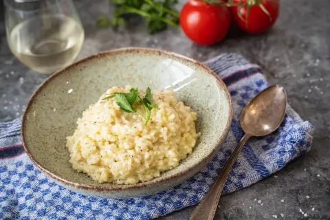 Cremiges Risotto mit Petersilie, perfekt für ein einfaches Risotto Rezept. Dazu ein Glas Weißwein und frische Tomaten.