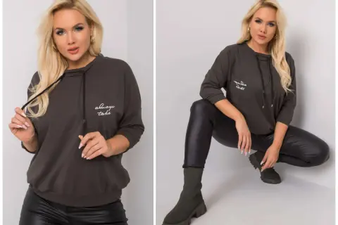 Damski bezrękawnik z kapturem plus size w kolorze grafitowym, z napisem "always take". Modelka prezentuje go w stylizacji z czarnymi legginsami.