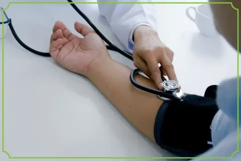 Lekarz mierzy ciśnienie. Dowiedz się, jakie skoki ciśnienia są niebezpieczne dla zdrowia i życia.
