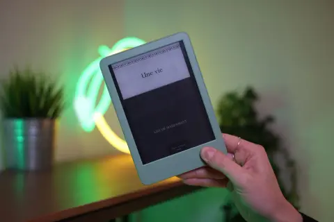 Une liseuse avec technologie e-ink affiche "Une vie" de Guy de Maupassant, dans une ambiance lumineuse et moderne.