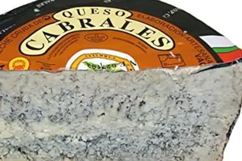 Queso Cabrales con su característico veteado azul, listo para la subasta.