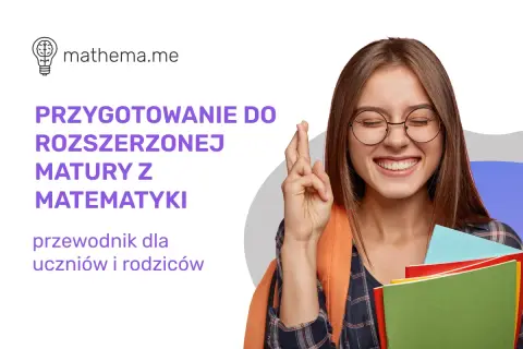Uśmiechnięta dziewczyna z zeszytami i skrzyżowanymi palcami, symbolizująca przygotowanie do matury.