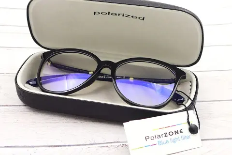 Okulary z filtrem światła niebieskiego w etui, z metką PolarZONE.