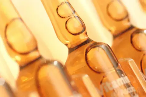 Braune Ampullen mit Vitamin C. Die Krankenkasse zahlt die Infusion, wenn sie medizinisch notwendig ist.