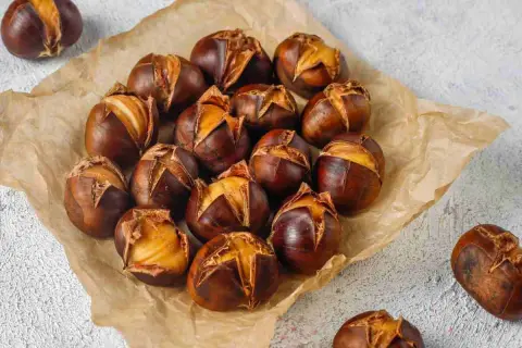 Castagne perfette cotte in friggitrice ad aria, pronte per essere gustate.