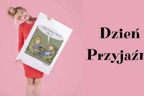 Kobieta z uśmiechem prezentuje komiks o kotach i przyjaźni, idealny na Dzień Przyjaźni.