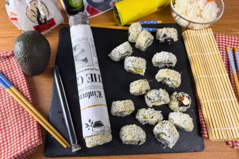 Sushi fatto in casa pronto per essere gustato. Ingredienti freschi e tanta passione per un piatto perfetto.