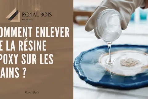 Main gantée verse de la résine époxy bi-composant sur un plateau bleu. Le titre demande comment enlever la résine époxy sur les mains.