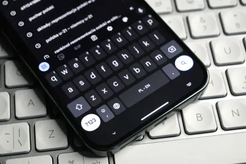Szukasz sposobu, jak zmienić kolor klawiatury w telefonie? Na ekranie smartfona widać klawiaturę z literami i cyframi, gotową do pisania.