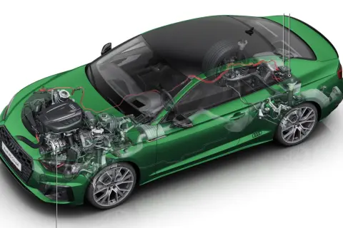 Przekrój zielonego Audi A5 Coupé ukazujący silnik i elementy układu napędowego, w tym technologię mild hybrid.