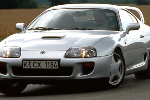 Srebrna Toyota Supra na drodze. Marzenie wielu fanów motoryzacji, a jej toyota supra cena wciąż budzi emocje.