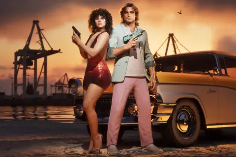 Para, czy GTA 6 będzie na PS4? Para z bronią przy retro aucie, w tle port i zachód słońca.