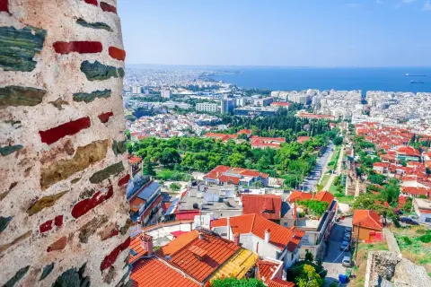 Widok na Saloniki z murów twierdzy. Miasto z czerwonymi dachami i morzem w tle. Saloniki czy warto odwiedzić? Zdecydowanie tak!