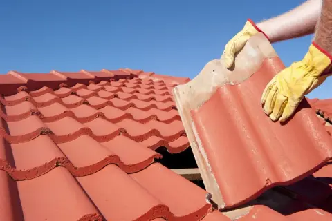 Jak uszczelnić dach z dachówki – skuteczne metody bez kosztownych napraw