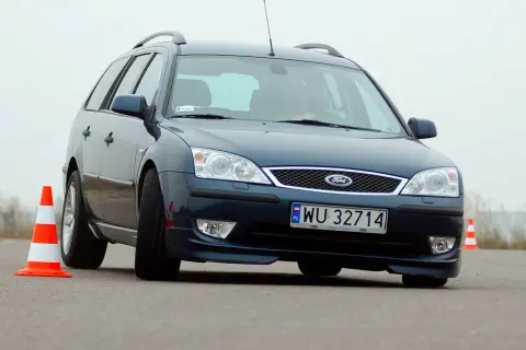 Ciemnogranatowy Ford Mondeo Mk3 kombi na drodze z pachołkami.