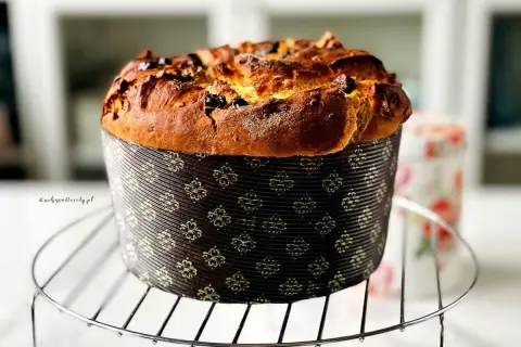Złocista, pachnąca babka drożdżowa, najłatwiejsza do zrobienia, w ozdobnej papilotce, stygnie na kratce.