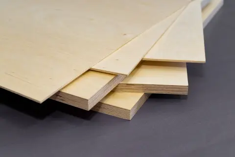 Kilka rodzajów płyt drewnianych ułożonych na sobie. Widać warstwy sklejki, idealne do projektów DIY.