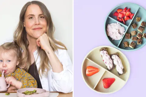 Mamma och barn njuter av en måltid med baby led weaning. Tallrikar med frukt, yoghurt och små bitar av mat.
