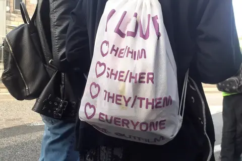 Torba z napisem "Miłość" i zaimkami: he/him, she/her, they/them, everyone. Wyraz wsparcia dla osoby niebinarnej.