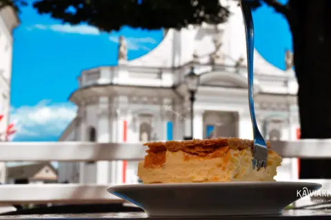 Wadowice: Gdzie zjeść? Odkryj najlepsze restauracje i kremówkę!