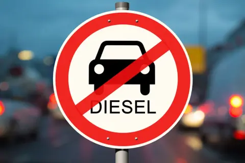 Panneau d'interdiction de circuler pour les véhicules diesel.