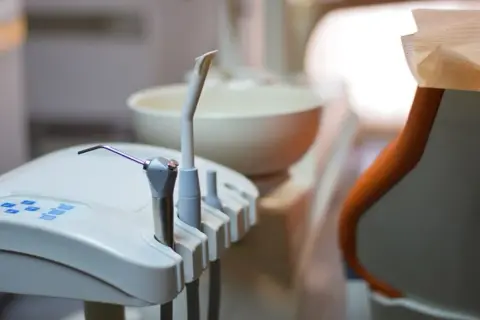 Ile godzin trzyma znieczulenie u dentysty? Czego się spodziewać?