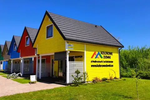 Kolorowe domki w Gąskach oferują noclegi z wyżywieniem. Idealne miejsce na wakacje.