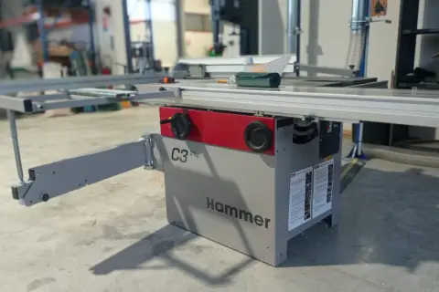 Une scie circulaire stationnaire Hammer C3 31, prête pour des coupes précises dans l'atelier.