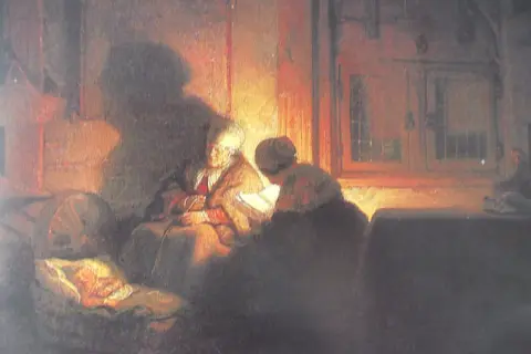 Nastrojowy, mroczny **nocturne** ukazuje dwie postacie przy świetle lampy. Jedna czyta, druga opiera się o mebel.