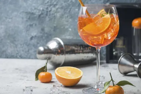 Erfrischender italienischer Aperitif mit Orangen und Eiswürfeln, bereit für einen genussvollen Abend.
