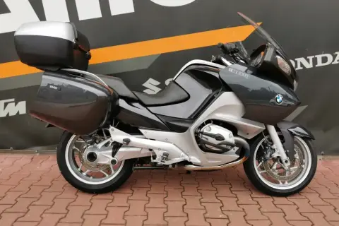 BMW R 1200 RT z kuframi, idealny na długie trasy. Poznaj jego dane techniczne i wybierz się w podróż!
