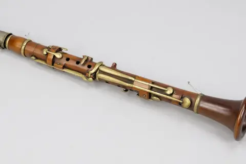 Alte Klarinette mit vielen Klappen. Die genaue Anzahl, wie viele Klappen hat eine Klarinette, variiert je nach Modell und Epoche.