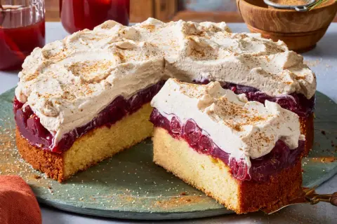 Ein saftiger **kuchen zum Adventskaffee** mit Kirschen und luftiger Sahne, bestäubt mit Zimt. Perfekt für gemütliche Stunden.
