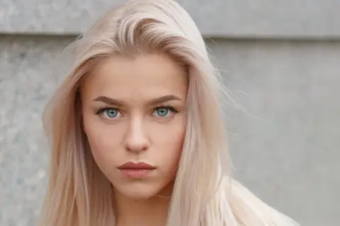 Blondynka o niebieskich oczach, idealne kolory dla niej to pastelowe odcienie.