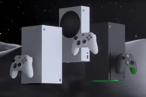 Zwei weiße und eine schwarze Xbox next Konsole mit Controllern schweben vor einem Sternenhimmel und Mondlandschaft.