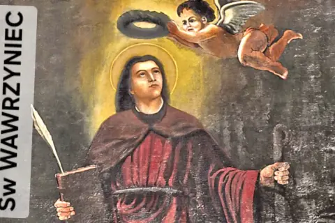 Św. Wawrzyniec, młody święty z aureolą, otrzymuje wieniec od aniołka. Trzyma księgę i pióro.