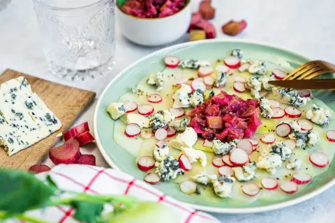 Kohlrabi Carpaccio mit Blauschimmelkäse, Radieschen und Rhabarber-Chutney. Ein leichter und erfrischender Genuss.