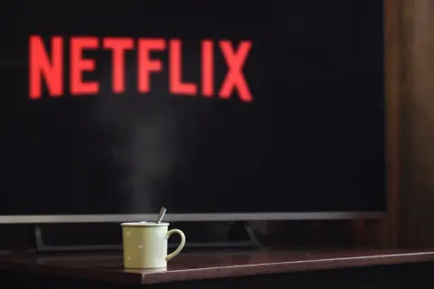 Ciepła herbata i seans z kodem nw-2-5 na Netflixie.