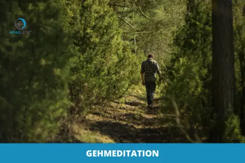Mann geht auf einem Waldweg. Eine Anleitung zur Gehmeditation, um Achtsamkeit in der Natur zu finden.