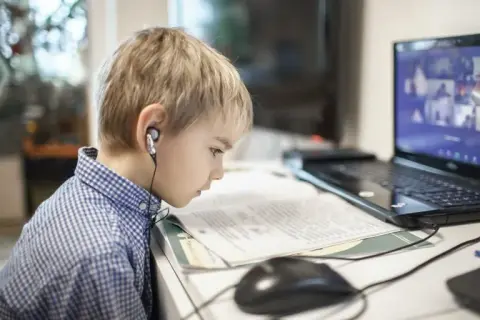 Kiedy wracamy do zdalnego nauczania? Aktualne informacje i sytuacja w szkołach