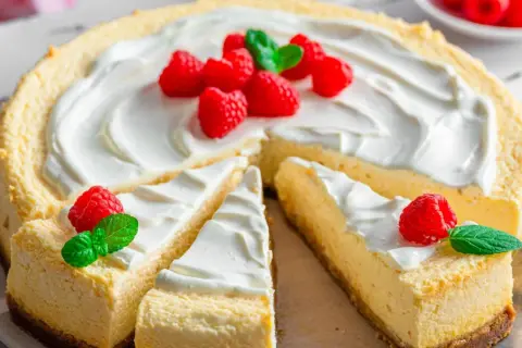 New York Cheesecake mit Himbeeren und Minze, ein cremiger Genuss, der auf der Zunge zergeht.