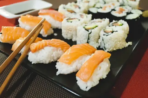 Pyszne sushi z łososiem i awokado – idealne danie, co ma mało kalorii, a można się tym najeść.